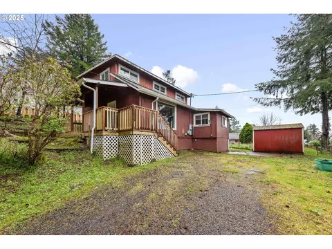883 E 11th St, Coquille, OR 97423