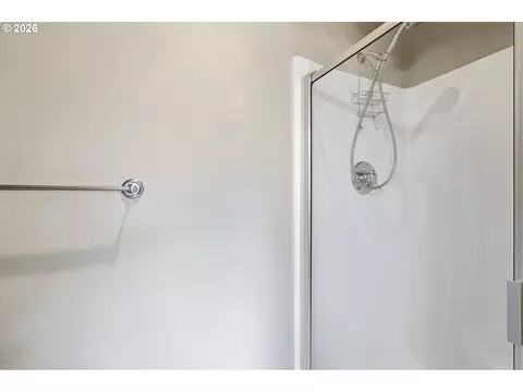 Bath - 1438 N Juniper Pl, Canby, OR 97013 photo 5 of 5
