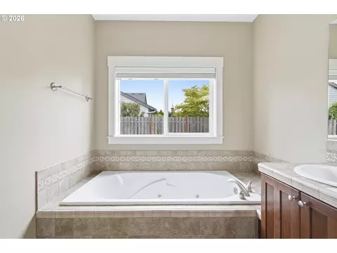 Bath - 1438 N Juniper Pl, Canby, OR 97013 photo 3 of 5