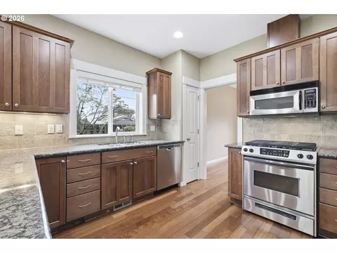 Kitchen - 1438 N Juniper Pl, Canby, OR 97013 photo 2 of 4