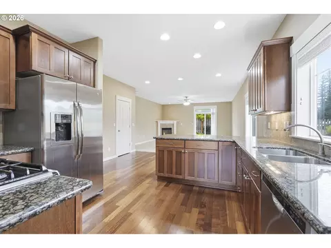 Kitchen - 1438 N Juniper Pl, Canby, OR 97013 photo 3 of 4