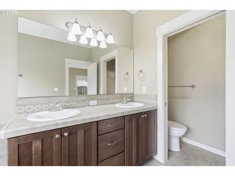 Bath - 1438 N Juniper Pl, Canby, OR 97013 photo 4 of 5