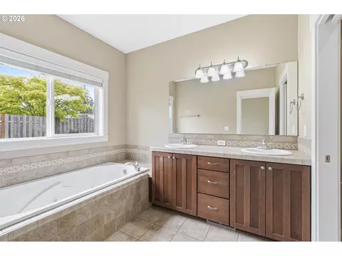 Bath - 1438 N Juniper Pl, Canby, OR 97013 photo 2 of 5