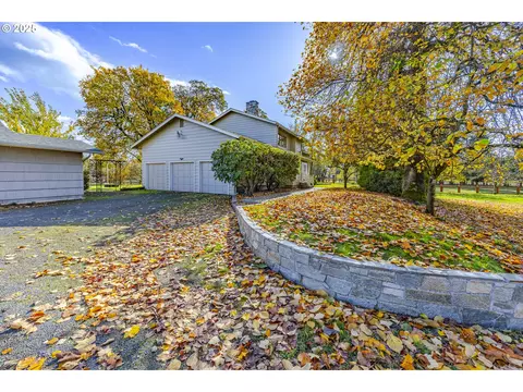 93715 River Rd, Junction City, OR 97448