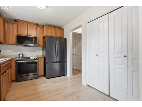 Kitchen - 1232 Elder Pl, Cornelius, OR 97113 photo 4 of 4