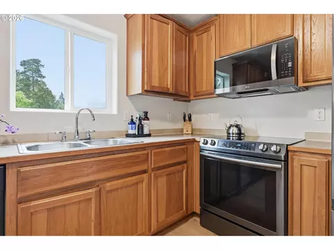 Kitchen - 1232 Elder Pl, Cornelius, OR 97113 photo 3 of 4