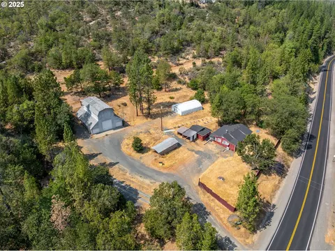 3461 W Evans Creek Rd, Rogue River, OR 97537