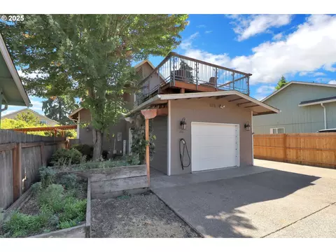 1716 Elkay Dr, Eugene, OR 97404