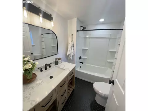 Bath - 820 B St, Springfield, OR 97477 photo 1 of 1