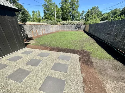 Exterior - 820 B St, Springfield, OR 97477 photo 3 of 3