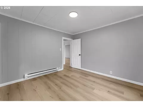 Bedroom - 1065 7th Ave, Longview, WA 98632 photo 2 of 4
