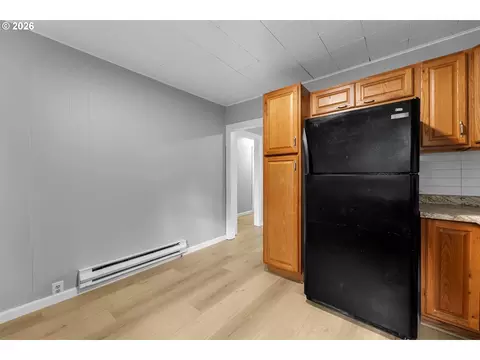 Kitchen - 1065 7th Ave, Longview, WA 98632 photo 4 of 4