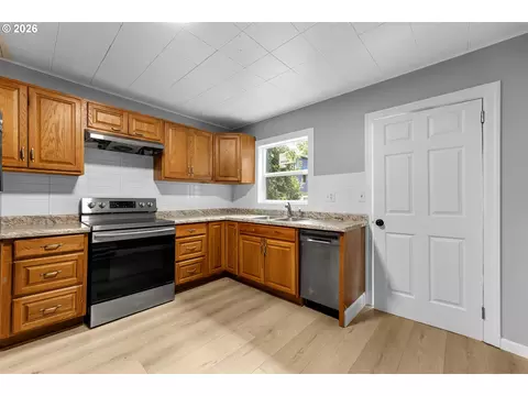 Kitchen - 1065 7th Ave, Longview, WA 98632 photo 2 of 4