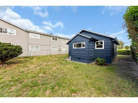 Exterior - 1065 7th Ave, Longview, WA 98632 photo 3 of 6