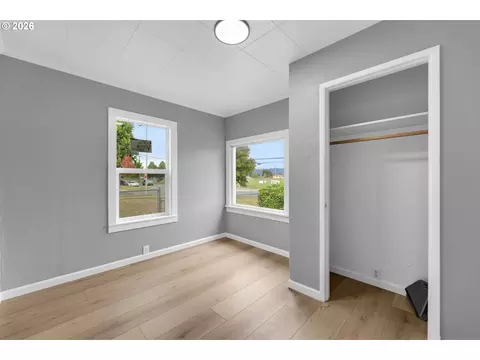 Bedroom - 1065 7th Ave, Longview, WA 98632 photo 4 of 4