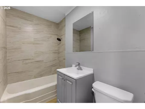 Bath - 1065 7th Ave, Longview, WA 98632 photo 1 of 1