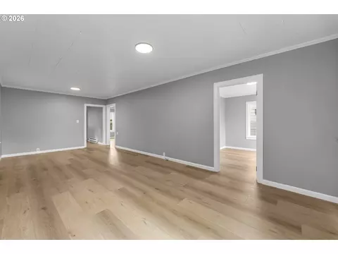 Living - 1065 7th Ave, Longview, WA 98632 photo 2 of 4