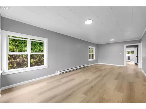 Living - 1065 7th Ave, Longview, WA 98632 photo 1 of 4