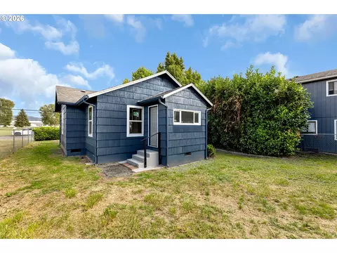 Exterior - 1065 7th Ave, Longview, WA 98632 photo 2 of 6