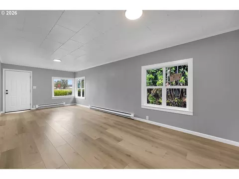 Living - 1065 7th Ave, Longview, WA 98632 photo 4 of 4
