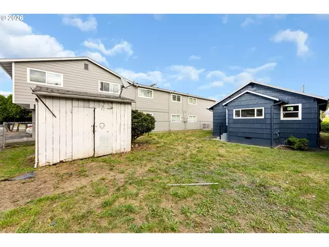 Exterior - 1065 7th Ave, Longview, WA 98632 photo 4 of 6