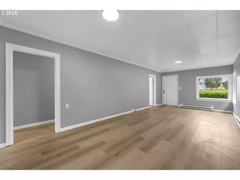 Living - 1065 7th Ave, Longview, WA 98632 photo 3 of 4