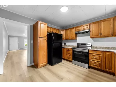 Kitchen - 1065 7th Ave, Longview, WA 98632 photo 1 of 4