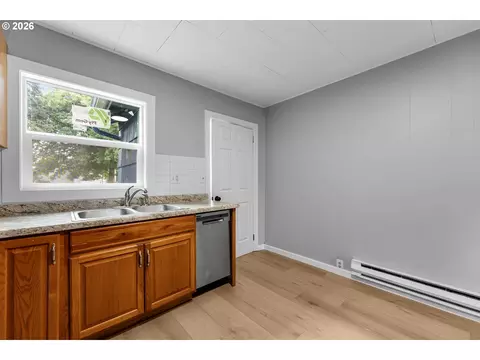 Kitchen - 1065 7th Ave, Longview, WA 98632 photo 3 of 4