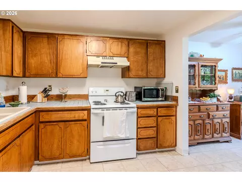 Kitchen - 2905 NE 13th St, Gresham, OR 97030 photo 4 of 4