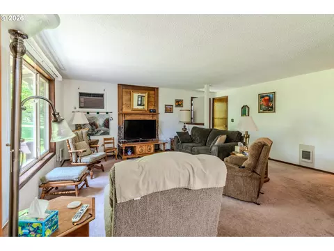 Living - 2905 NE 13th St, Gresham, OR 97030 photo 1 of 4