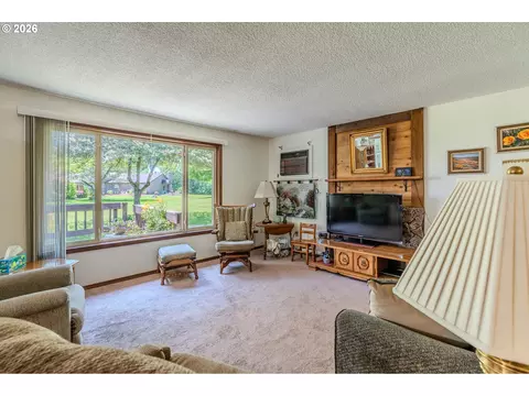 Living - 2905 NE 13th St, Gresham, OR 97030 photo 3 of 4