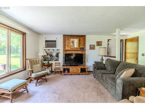 Living - 2905 NE 13th St, Gresham, OR 97030 photo 2 of 4