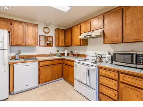 Kitchen - 2905 NE 13th St, Gresham, OR 97030 photo 2 of 4
