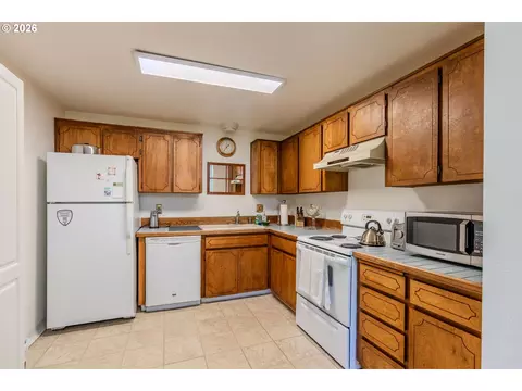 Kitchen - 2905 NE 13th St, Gresham, OR 97030 photo 1 of 4