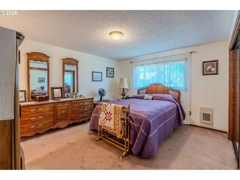 Bedroom - 2905 NE 13th St, Gresham, OR 97030 photo 1 of 5