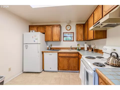 Kitchen - 2905 NE 13th St, Gresham, OR 97030 photo 3 of 4