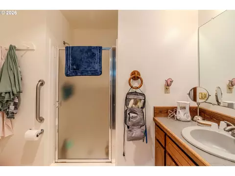 Bath - 2905 NE 13th St, Gresham, OR 97030 photo 1 of 3