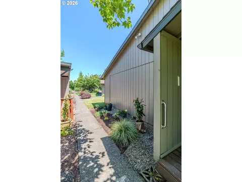 Exterior - 2905 NE 13th St, Gresham, OR 97030 photo 4 of 15