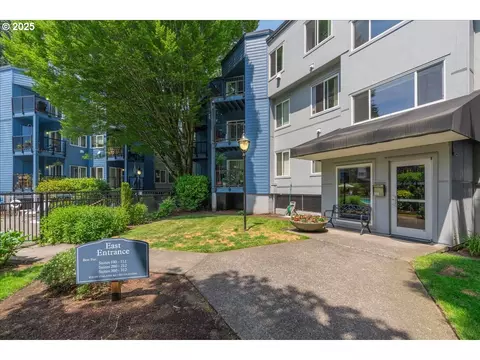 8720 SW Tualatin Rd #204, Tualatin, OR 97062