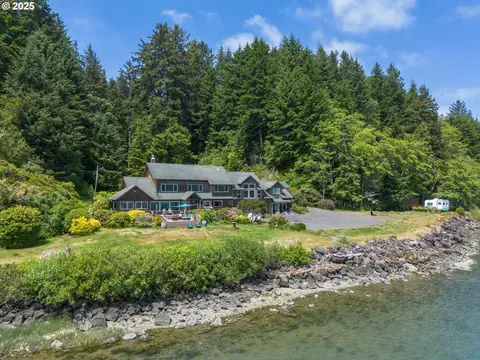 944 N Bayview Rd, Waldport, OR 97394