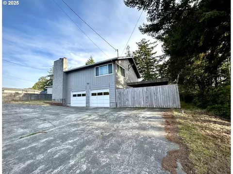 2355 Lombard St, North Bend, OR 97459