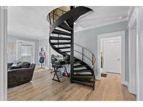 Entry Way - 610 NW 3rd St, Pendleton, OR 97801 photo 1 of 2