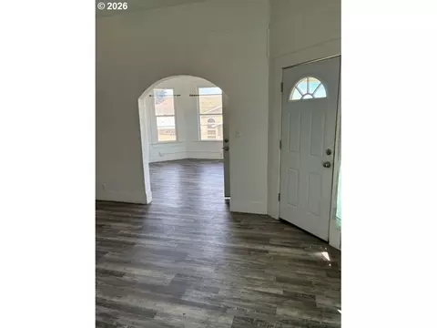 Entry Way - 1914 SE Court Ave, Pendleton, OR 97801 photo 1 of 2