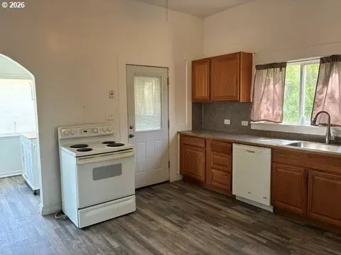 Kitchen - 1914 SE Court Ave, Pendleton, OR 97801 photo 1 of 1