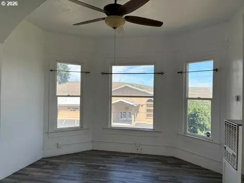 Living - 1914 SE Court Ave, Pendleton, OR 97801 photo 1 of 5