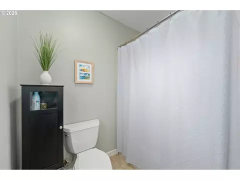 Bath - 1333 Bond Ln, Eugene, OR 97401 photo 7 of 7