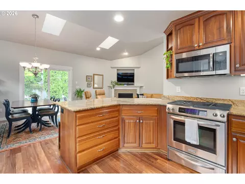 Kitchen - 1333 Bond Ln, Eugene, OR 97401 photo 4 of 5