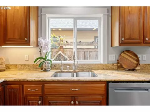 Kitchen - 1333 Bond Ln, Eugene, OR 97401 photo 3 of 5