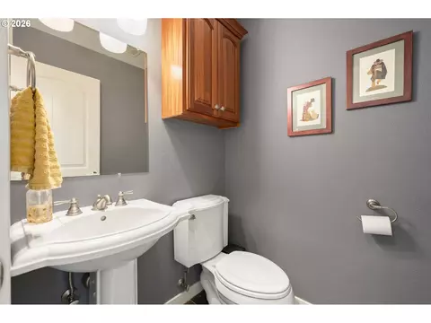 Bath - 1333 Bond Ln, Eugene, OR 97401 photo 5 of 7