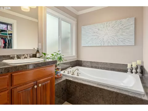 Bath - 1333 Bond Ln, Eugene, OR 97401 photo 4 of 7